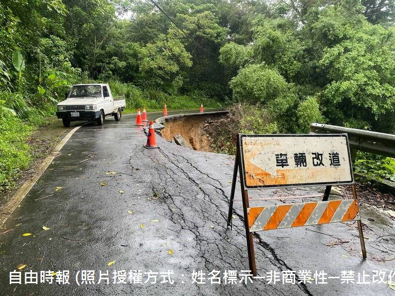 114年07月11日頭屋鄉明德村長謝文達今天上午8點獲報，明德水庫南岸道路（苗16線）4.1公里處道路坍塌，他前往了解，發現有範圍長約20公尺道路半邊坍塌，公所已派員設置拒馬、交通錐等警示，並啟動災後復建工程提報。