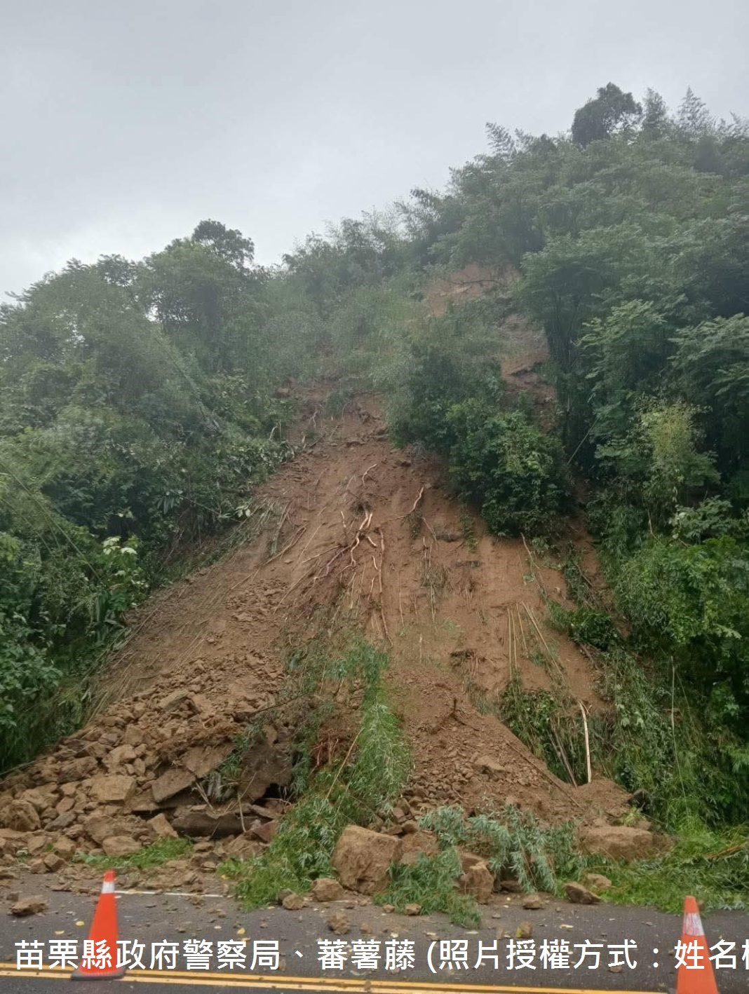 114年7月11日7時許，臺3線104.5K處路大量土石滑落土石散落於車道上。