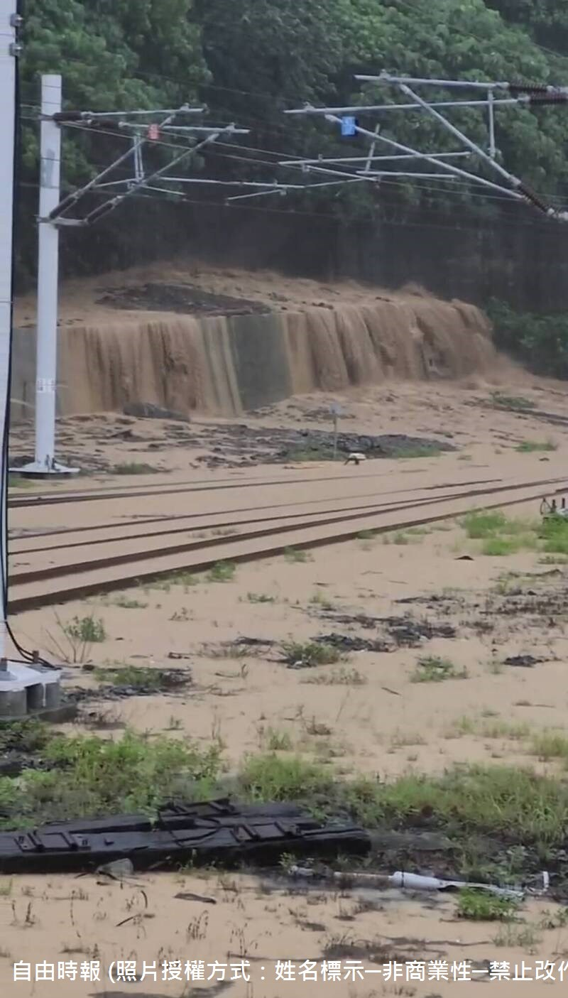 114年07月21日台鐵公司說明，上午6點11分接獲通報，大武=瀧溪站間K45+250處水淹軌道，路線暫時不通；古莊號誌站=大武站間K42+500處邊坡土石鬆動滑落；另知本=太麻里站間K82處水淹枕木，即時起限速時速20公里慢行，已通知工務單位至現場監控水情。