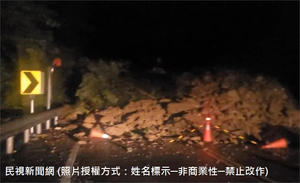 114年07月21日花蓮縣卓溪鄉台30線，卓樂大橋往南安方向轉彎處，發生落石坍方，道路完全無法通行，警方已在現場管制交通，並通知工務段到場處理。