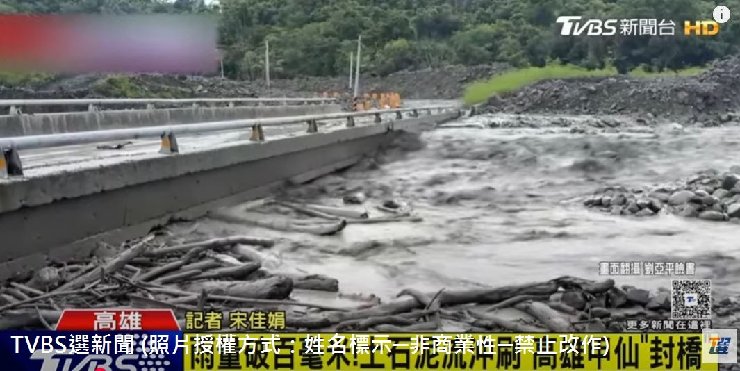 114年7月27日14時02分，高市130線道路油礦4號橋發現河床被土石墊高，土石、樹幹覆蓋路面，交通路況不好。