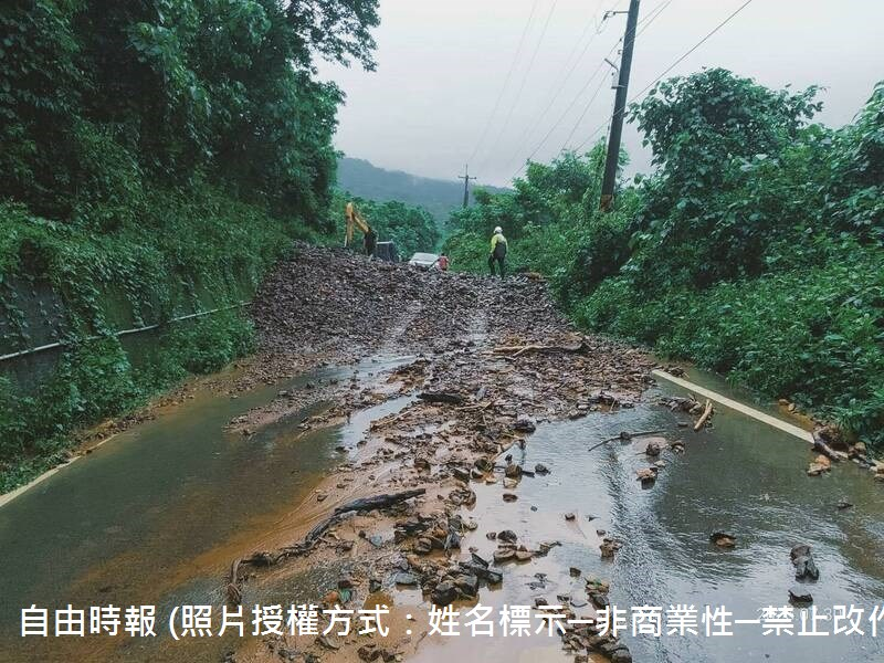 114年07月30日大雨也讓已吸飽水的山壁無法再負荷，在來義鄉的瓦魯斯溪橋及凱南聯絡道就出現嚴重的土石崩落，來義鄉公所宣布於早上8點半開始即刻封橋、封路，目前已在搶通中。