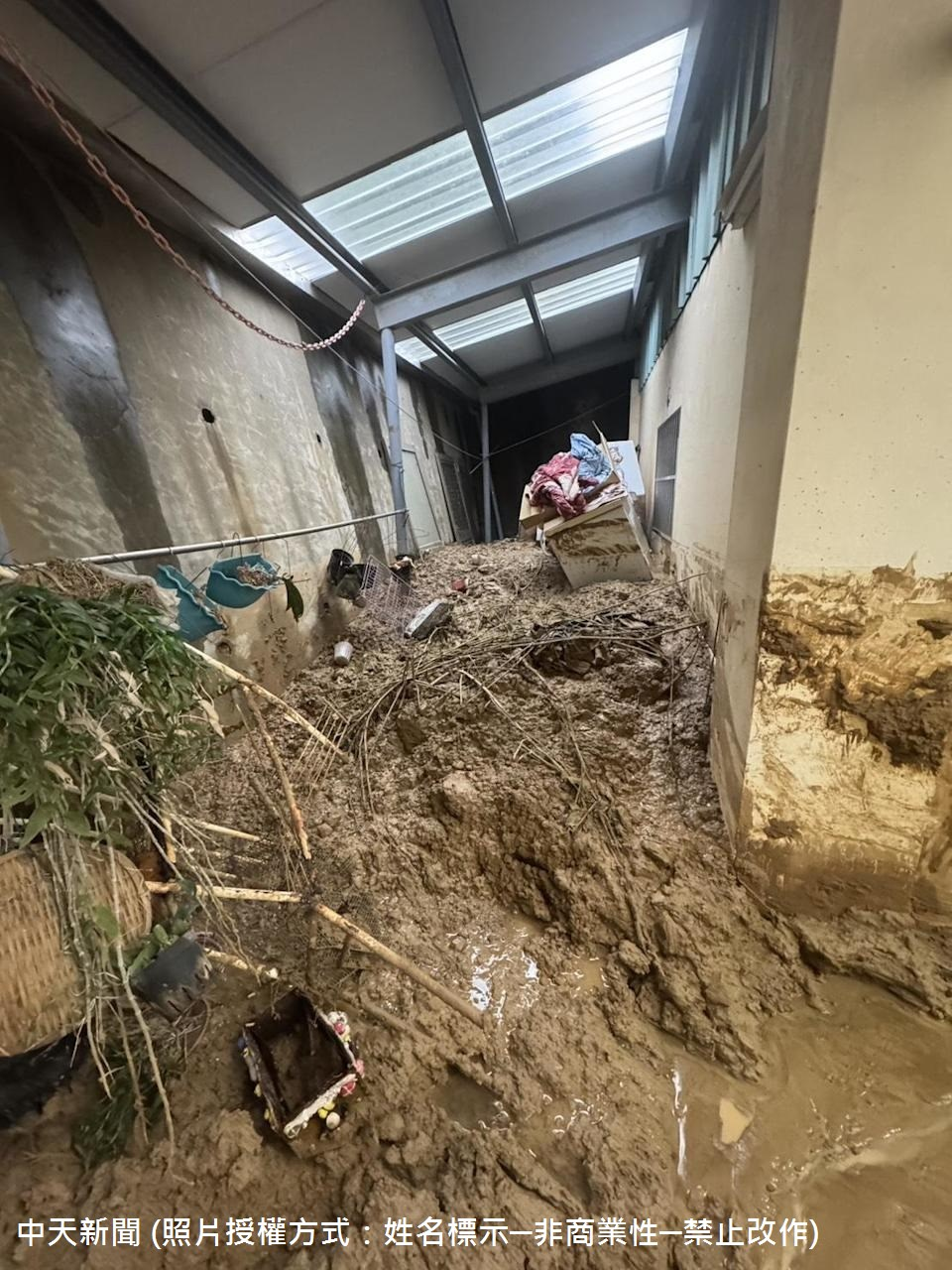 114年08月02日台中北屯大坑山區昨（2）日爆發土石流，位在北屯區大坑山區民政里苧園巷50號的民宅遭到土石無情沖刷，屋子內外全泡在泥流中，災情相當慘重。