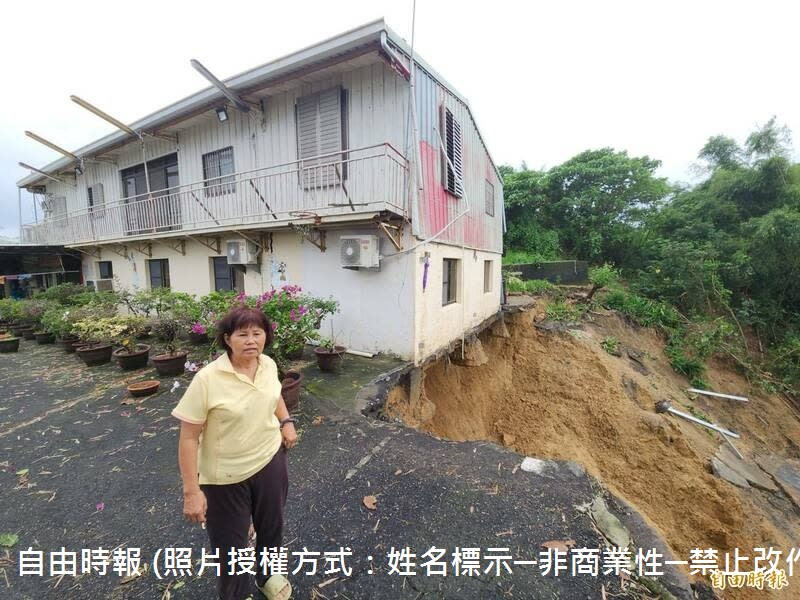 114年08月02日柳營佛山觀音巖旁1民宅傳地基掏空，土石滑落近10層樓高，停車棚與3輛汽車、1部機車掉落遭埋，現場怵目驚心，屋主餘悸猶存地表示，幸好沒有去搶救車輛，否則連人都一起被沖刷掩埋在土石堆中，已經嚇到不敢睡覺。