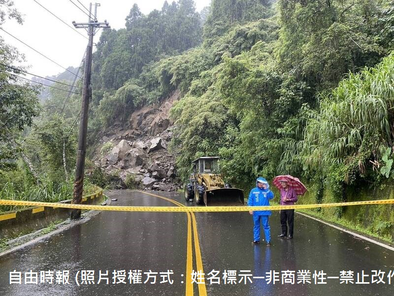 114年08月02日南投縣竹山鎮山區暴雨，杉林溪公路雞彎發生嚴重土石坍方，雙向阻斷，水里54線、中寮投22線都有多路段坍塌，南投縣府表示，已派廠商進駐搶修，也提醒民眾注意路況。