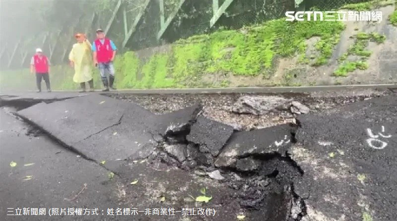 114年08月03日屏東三地門往德文道路嚴重毀損，柏油路面出現高低落差，裂痕綿延超過100公尺，連山壁邊的水泥護欄都傾倒，道路下陷搶修中。