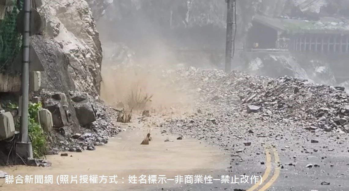 114年08月13日，台8線中橫公路沿線山區今天凌晨起陸續降雨，公路局人員下午巡視時，發現靳珩隧道西口出現水瀑挾帶落石阻斷交通。