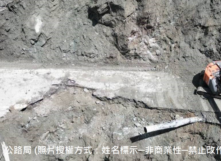 114年08月13日楊柳颱風強降雨，造成中橫公路台8線155.8k薛家場路段上邊坡坍方落石，今（14）日工務段進一步清理坍方土石後，發現路基缺口，影響範圍約20公尺長。