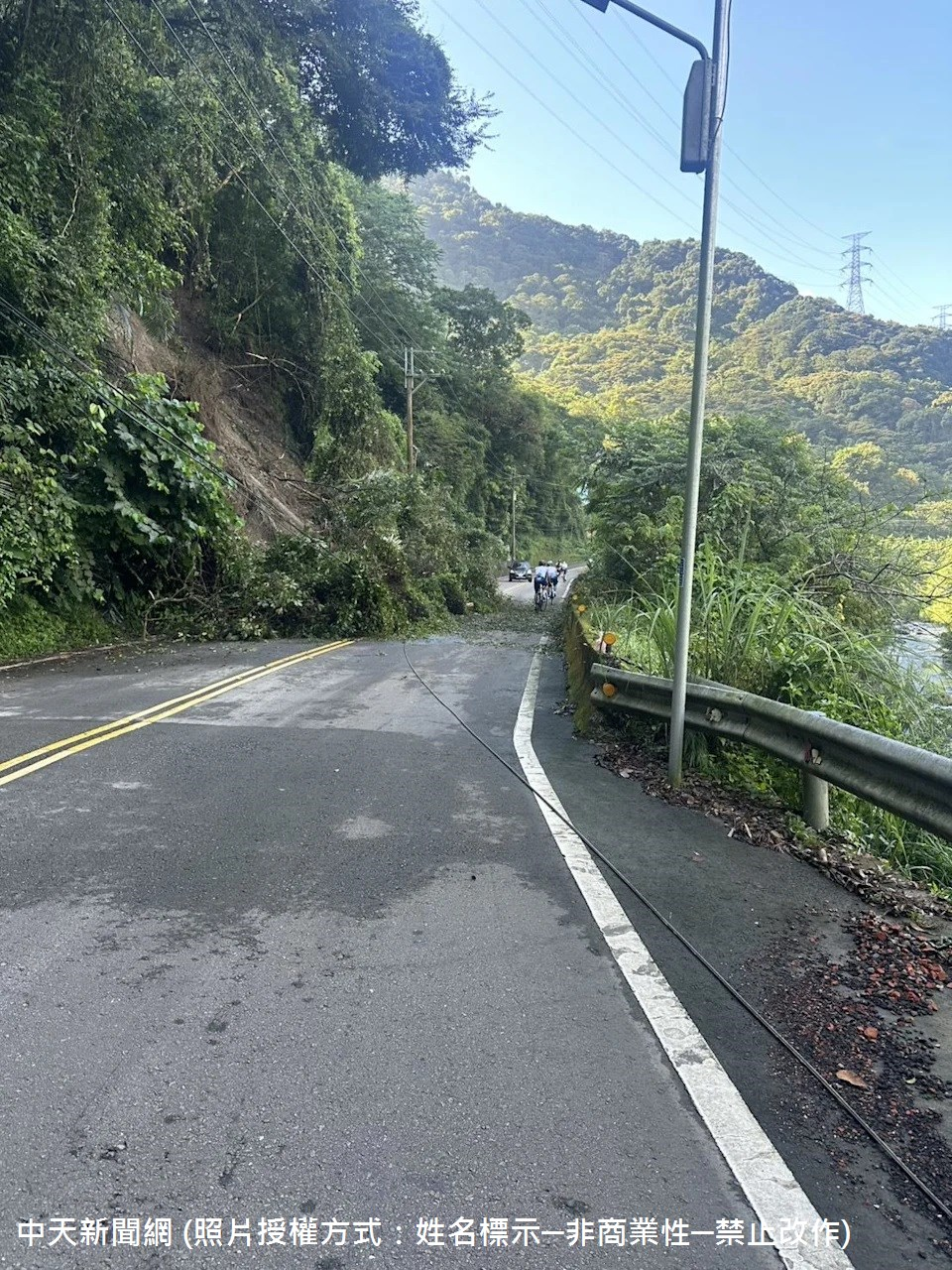 114年09月21日苗124線33.5K處有坍方情事，土石和樹木滑落佔據2車道無法通行，熱心民眾協助排除部分樹木，警方也放置交通錐及現場實施交管，另開啟巡邏車警示燈，並通知南庄鄉公所及相關單位派員前往搶修。