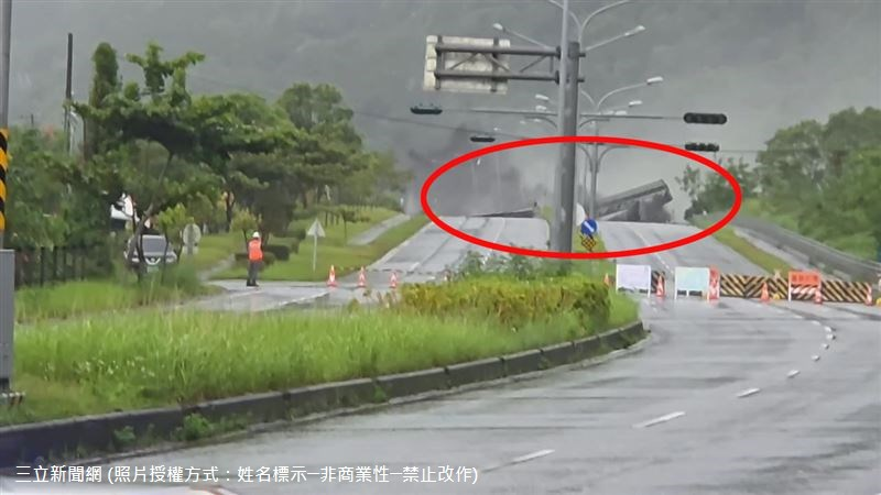 114年09月23日花蓮馬太鞍溪堰塞湖23日下午2點50分左右發生壩頂溢流，大量水流及土沙迅速向下游移動，約在3點半前後到達馬太鞍溪橋，在岸邊避難的民眾當場拍下馬太鞍溪橋「斷裂瞬間」，橋面幾乎被凶狠的沙土洪流「抬走」，相當恐怖。