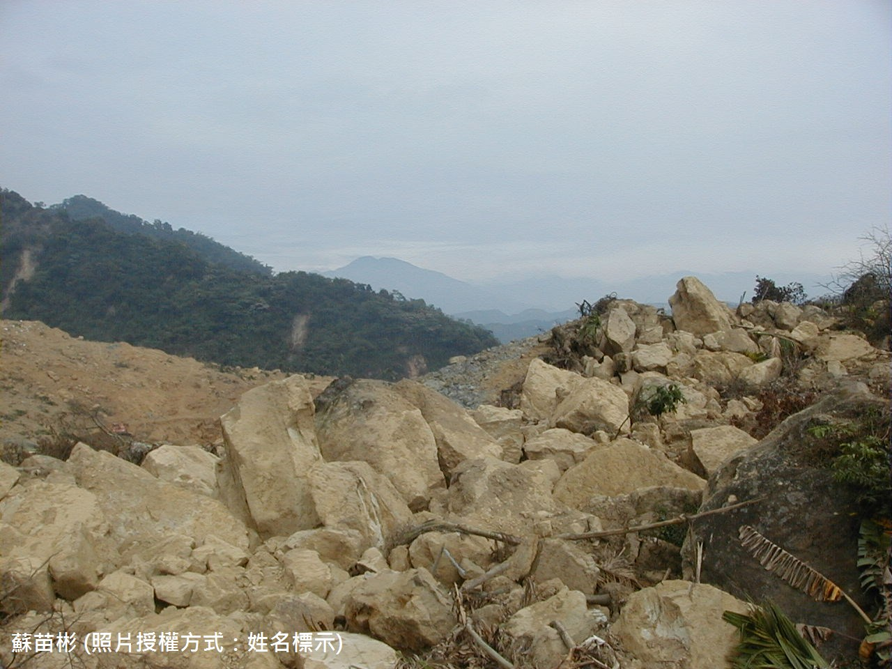 921集集大地震發生於1999年9月21日凌晨1時47分12秒，震源深度10公里，芮氏規模達7.3，當時造成國姓鄉境內崁斗山發生大型順向坡崩塌。本區地處國姓鄉、中寮鄉及草屯鎮之交接處，因靠近震央，崁斗山發生大規模順向坡崩塌，其滑動長度超過一公里，其崩塌堆積面積約195公頃，崩塌堆積地範圍為海拔440～1,050 m，造成約3,500萬立方公尺之土石崩塌與地表拱起，崩塌下來的土石亦堵塞北山坑溪(木屐欄溪)支流韭菜湖溪及澀仔坑溪，，分別形成韭菜湖溪與澀仔坑溪兩處堰塞湖。