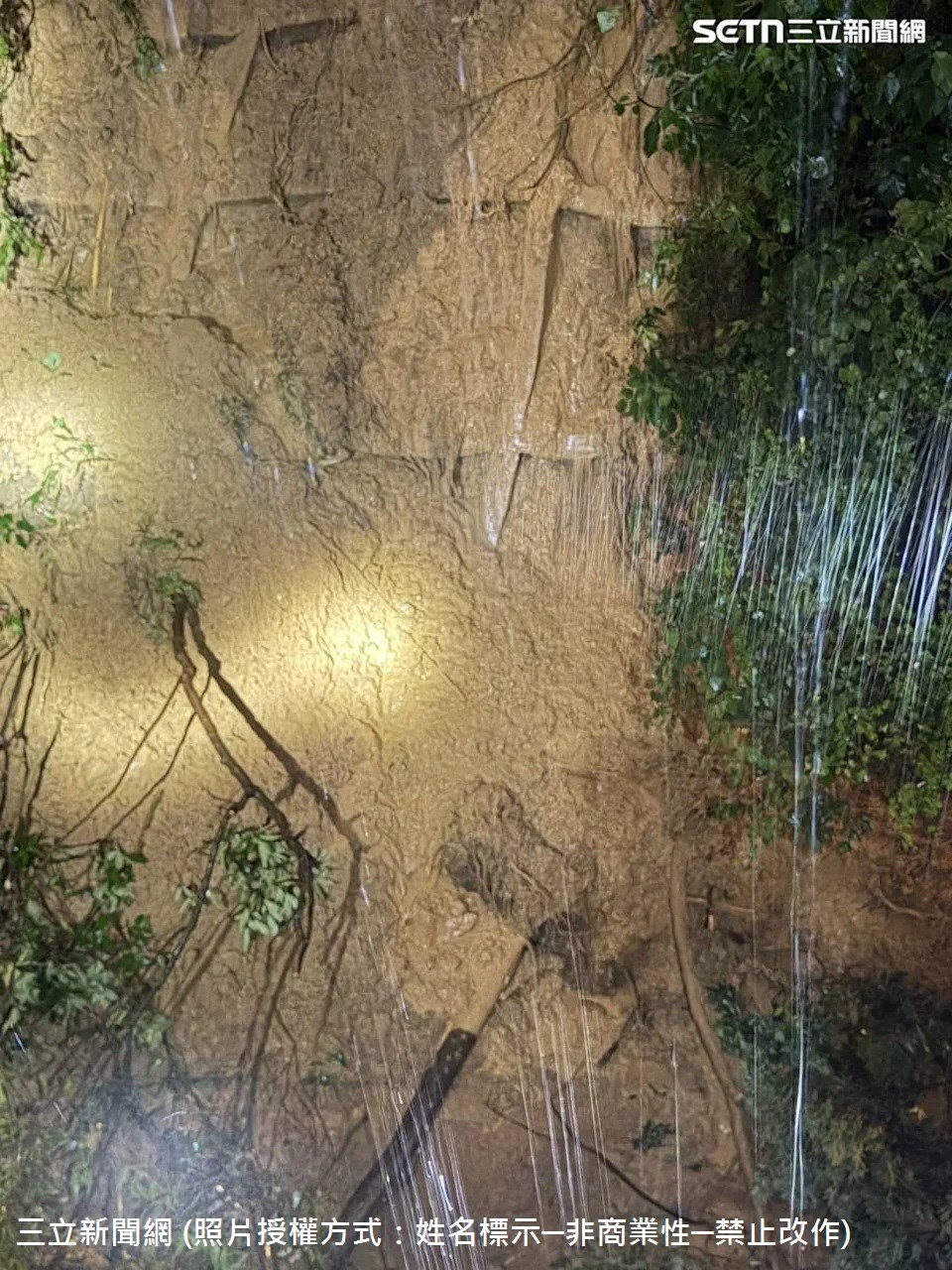 114年10月21日台北市文山區景華街128巷內的社區後方山坡出現土石崩落狀況，大量土石持續崩落，目前里長、主委及員警已到場協助，現場共疏散6戶14人，相關單位將持續監控土石崩落狀況。