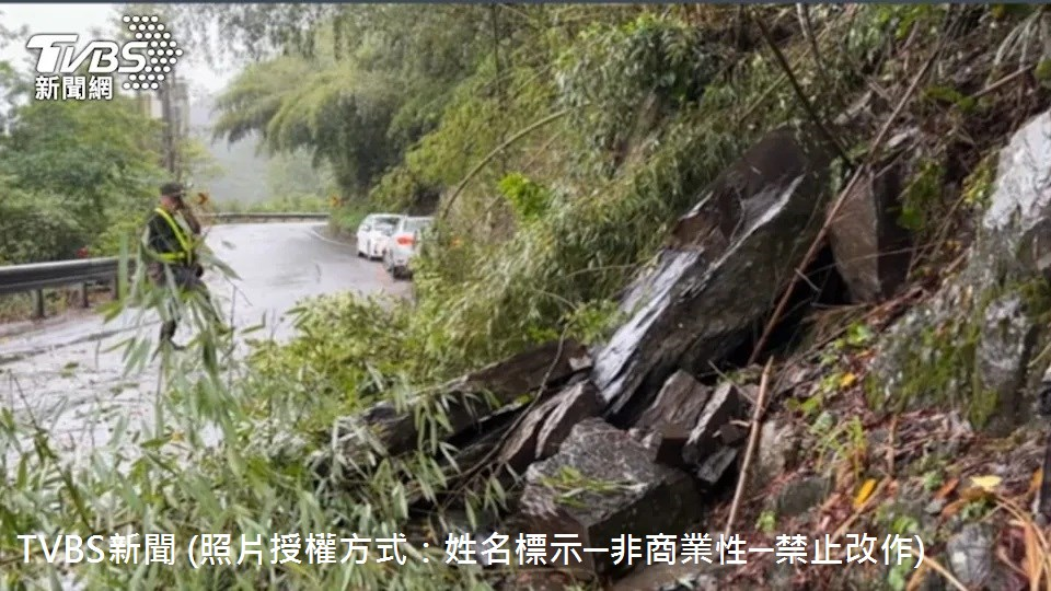 114年10月21日連日豪雨導致新北市烏來山區多處出現落石情況，土質鬆軟使得大塊石頭從邊坡滑落，連帶將樹枝沖刷到馬路上。從高處觀察，可以看到山壁缺了一塊，隨時有再次崩落的危險。銜接信賢里與福山里的重要道路信福路上，發生大面積落石崩落的情況，相關單位已擺放三角錐提醒用路人注意安全。