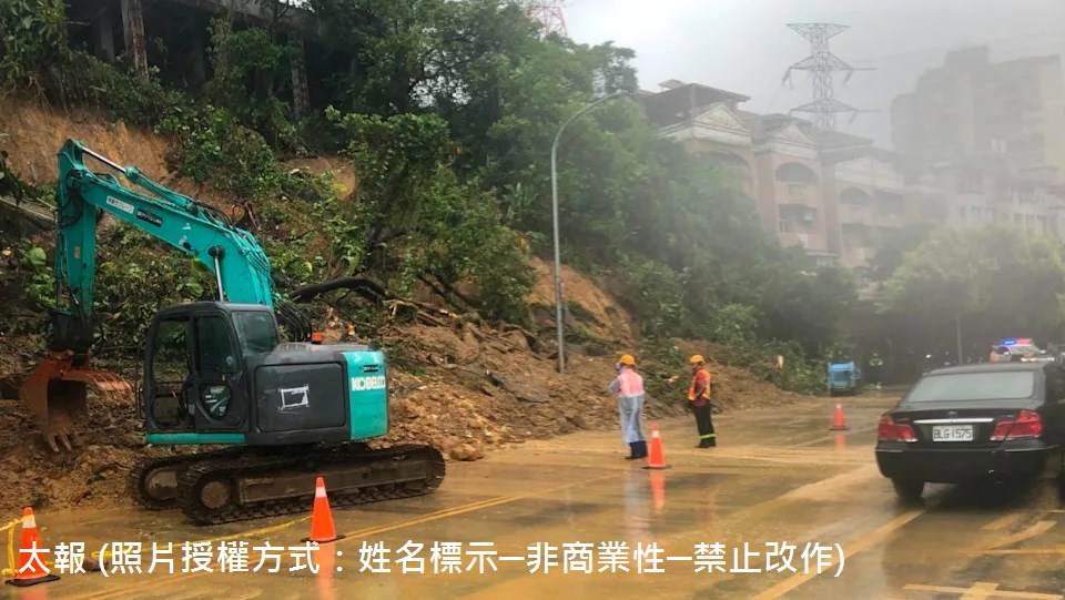 114年10月22日新北市汐止康寧街及福德一路口今天（10/22）清晨發生土石坍塌，導致部分車道封閉，警方已在現場拉起封鎖線，並通報公所調派機具處理。