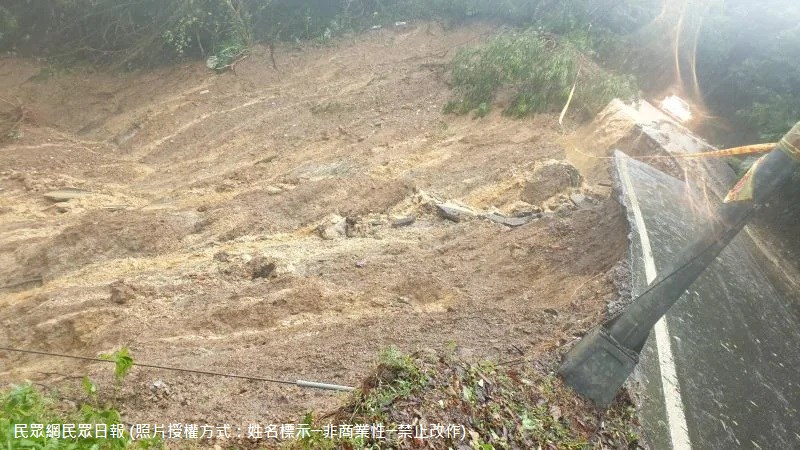 114年10月22日新北市連日降下豪大雨，汐止區長青路210巷於今（22）日發生土石坍方，造成道路中斷，汐止伯爵山莊2期也因雨勢強勁，康寧街出現邊坡滑落，新北市政府工務局迅速動員人力與調派機具進場勘查搶修，初步完成搶險恢復通行，市府團隊加快災後復原腳步，全力保障市民安全。