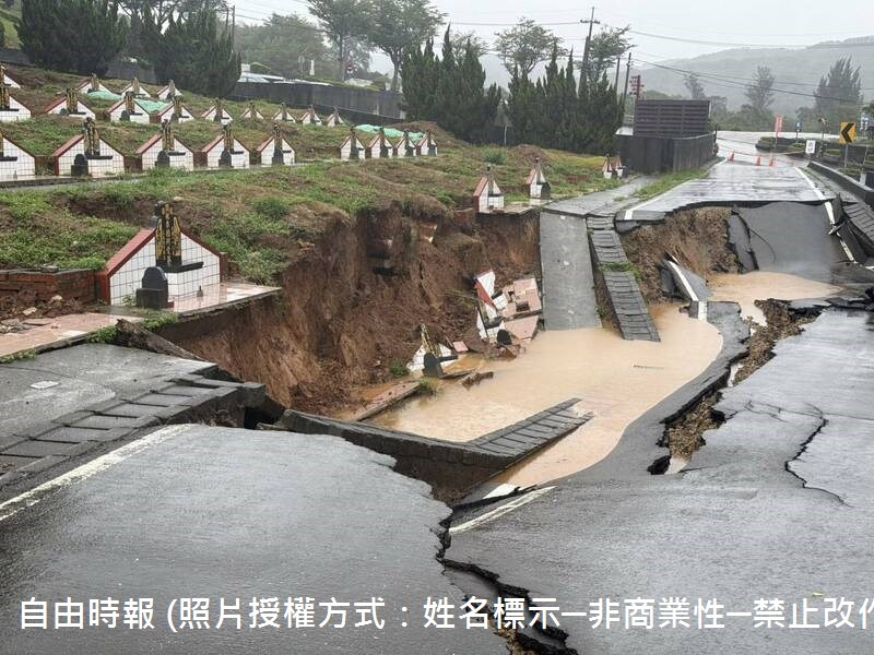114年10月21日桃園市蘆竹生命紀念園區土葬區昨（21）日因豪雨造路面崩坍約40公尺長、2公尺寬範圍，有5座土葬墳墓遭受波及，部分棺材裸露；蘆竹區公所已聯繫受影響墓葬家屬協調挑選新位置，今天也先舉辦簡易法會安撫亡靈。