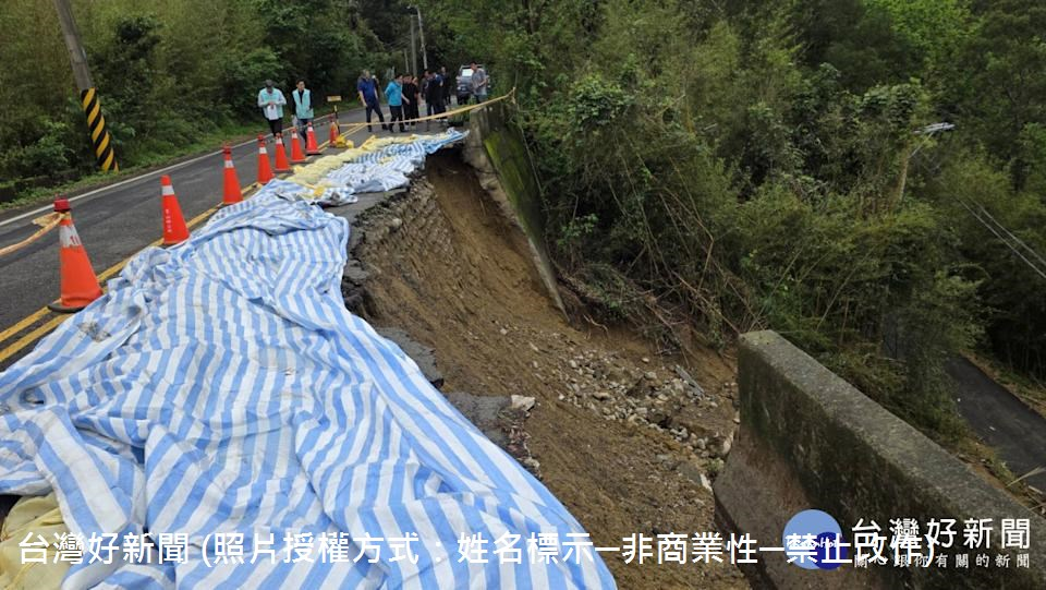115年4月4日新湖路一段下邊坡中午發生大規模崩塌，崩塌面的面積約280平方米，道路損壞範圍長度達 50 公尺。此事故不僅造成新湖路主線僅剩單線車道通行，崩塌下落的土石更導致下方 210 巷交通完全中斷，嚴重影響當地居民出入。