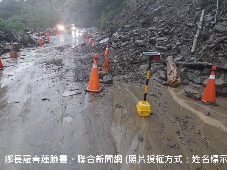 112年04月19日下午，南庄鄉苗21線道路3.5公里處的施工路段今天因雨勢又出現落石，晚間7點起封閉道路通行。