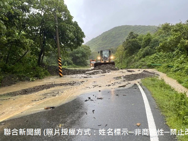 12日上午屏東縣東海岸因短時強降雨，省道台26線78K牡丹鄉旭海村至滿州鄉港口村段和部分村里道路，部分路段上午發生落石和嚴重積水，上午10時50分由中科院九棚基地工程車協助清除完畢。