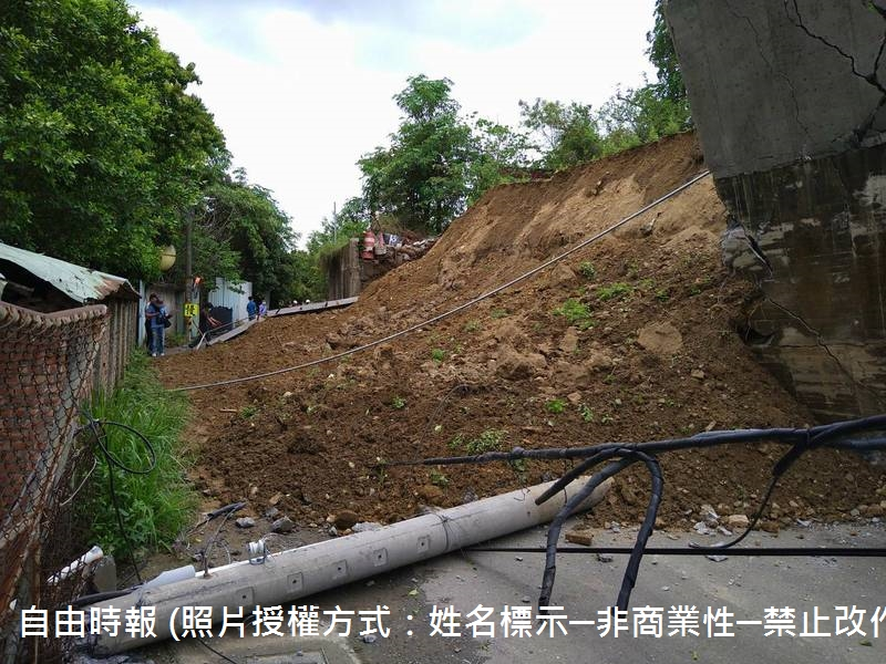 高市大雨土石滑落造成國有財產署擋土牆倒塌，覆蓋鳳山區過埤路2巷，扯落電線桿，造成附近住家停電，所幸無人傷亡，鳳山區過埤里長莫尚忠第一時間通報市府處理，養工處出動怪手進行道路搶通中，並以鋼板防護，避免土石崩落。