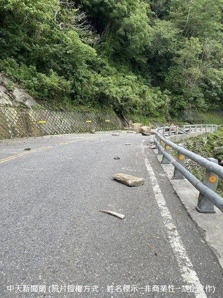 113年06月10日，台9丁線39.6公里處附近有落石，機車可以勉強過，畫面中可見落石散落在道路上面，甚至一旁的柵欄都被落石巨大撞擊損毀，目前工程人員已接獲通報趕赴現場，請民眾避免該路段，改行駛替代道路。
