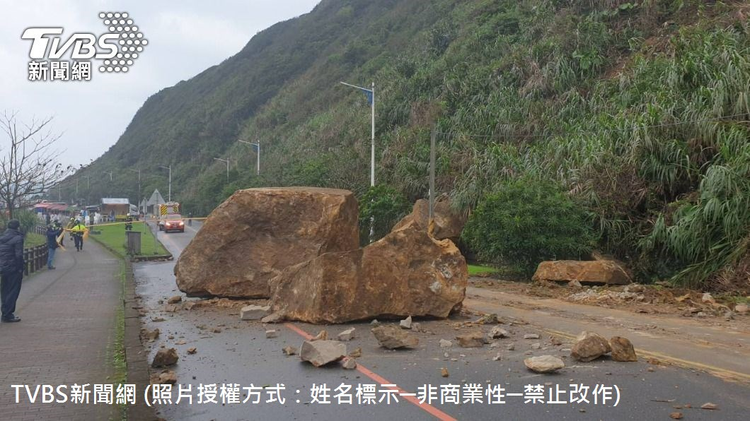 5日下午基隆市中山區湖海路1.9公里處(外木山)發生一起落石崩塌意外，現場有3塊巨大落石，其中最大的一塊落石長約3公尺，高約2.5公子，所幸落石意外沒有造成人員傷亡，目前警消已圍上封鎖線，市府工務單位將會使用挖土機、小山貓先破壞落石，再分批以貨車載運離開，預估今晚8點許完成落石清除。