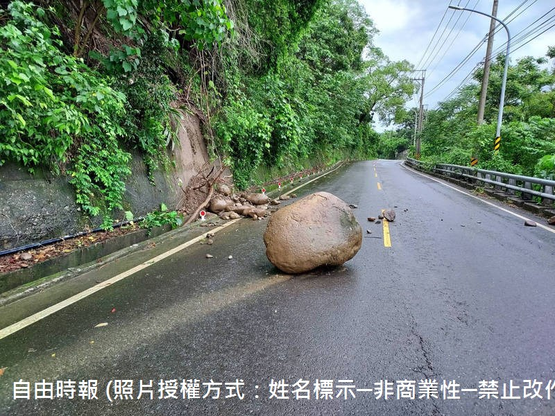高133線道、近六龜區新發里有落石坍方，所幸事發時未有行車路人經過。