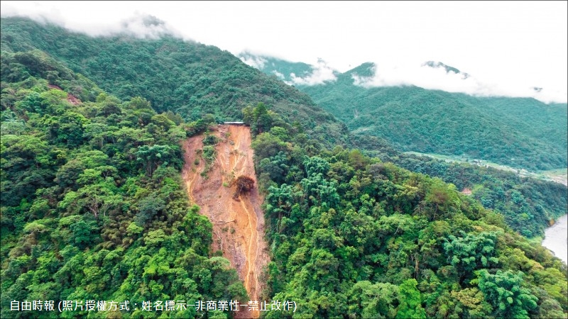 南投縣仁愛鄉萬豐村鄉道投八十三線二十．五公里處日前爆發嚴重土石流災情，昨天上午恢復單線通車，但一場午後雷陣雨土石傾洩而下，交通再度中斷，縣府透過空拍驚見上方山壁出現大型崩塌地，估計崩塌長度有一百公尺、寬卅公尺，上方也有一處工寮岌岌可危。