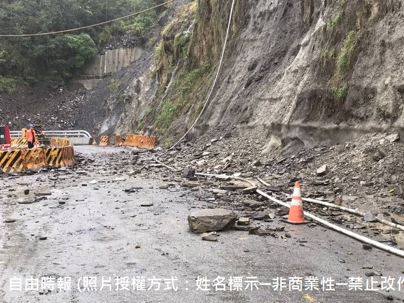 下午1點11分，宜蘭發生規模6.5地震，公路總局谷關工務段段長呂正安表示，地震造成多處落石，中橫79公里處的靈甫橋前，落石如雨下，便道內也都多處出現落石，因最近幾日持續下雨，基於安全考量，今天下午4點半通行班次暫停開放，以清理沿途路面落石。
